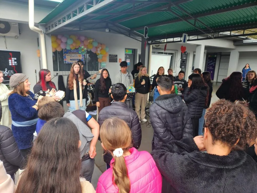 Banda IF Musical se apresenta na Escola Estadual Tenente Portela
