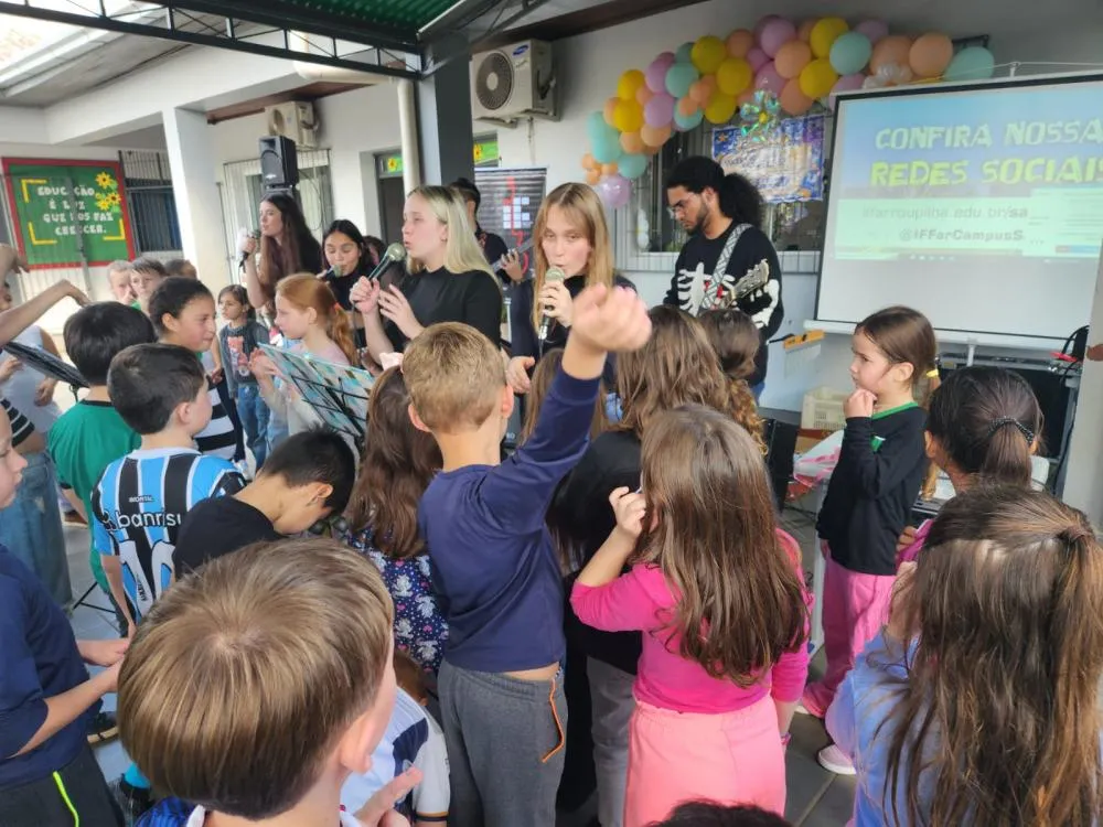Banda IF Musical se apresenta na Escola Estadual Tenente Portela