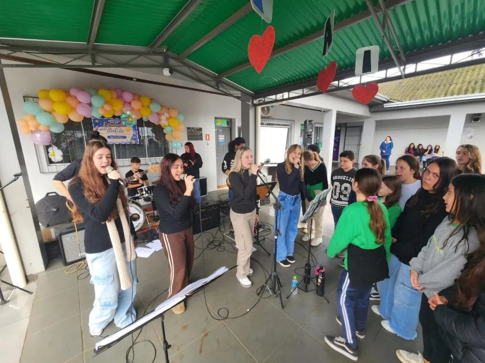 Banda IF Musical se apresenta na Escola Estadual Tenente Portela