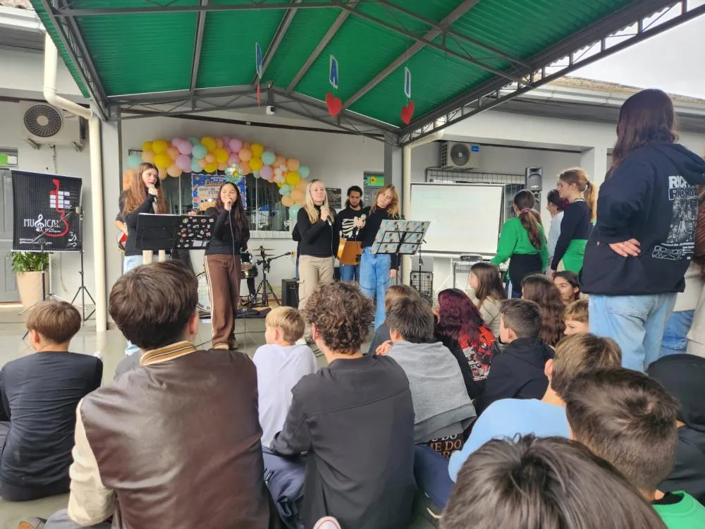 Banda IF Musical se apresenta na Escola Estadual Tenente Portela