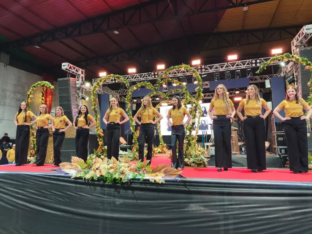 Tenente Portela elege novas soberanas durante baile dos 71 anos