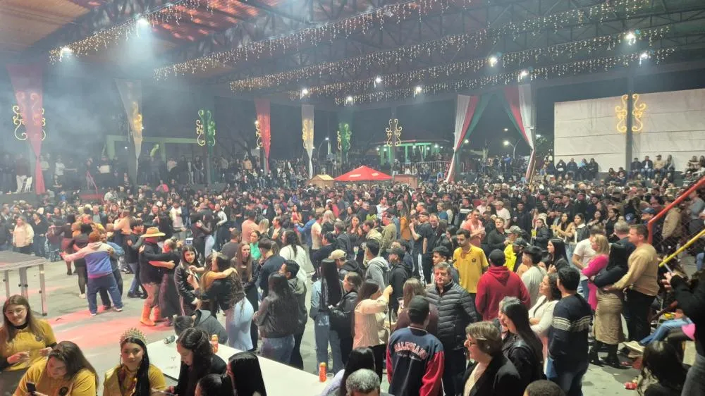 Tenente Portela elege novas soberanas durante baile dos 71 anos