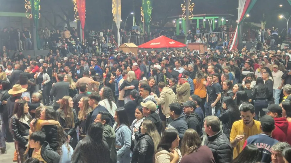 Tenente Portela elege novas soberanas durante baile dos 71 anos