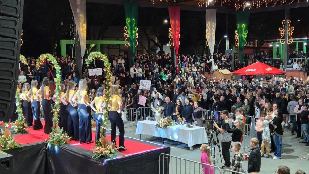 Tenente Portela elege novas soberanas durante baile dos 71 anos