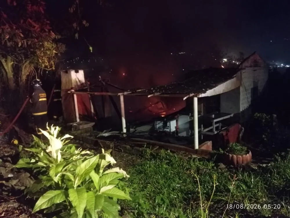 Incêndio destrói residência durante a madrugada em Barra do Guarita