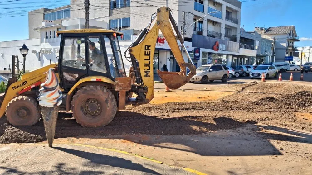 Tubulação prepara Avenida Luís Carlos Prestes para novo recapeamento
