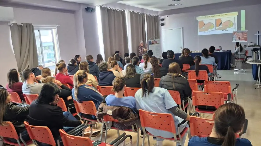 Hospital Santo Antônio promove capacitação sobre amamentação e Iniciativa Hospital Amigo da Criança