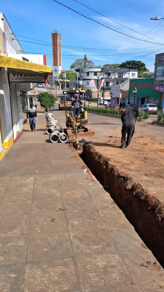 Obras de drenagem avançam na Avenida Luís Carlos Prestes