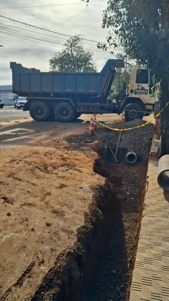 Obras de drenagem avançam na Avenida Luís Carlos Prestes