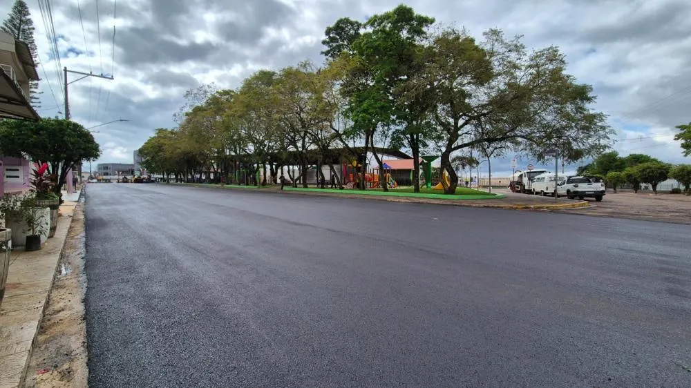Recapeamento asfáltico começa pelo entorno da Praça do Imigrante em Tenente Portela
