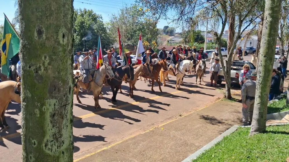 Chama Crioula chega a Tenente Portela após mais de 500 quilômetros a cavalo