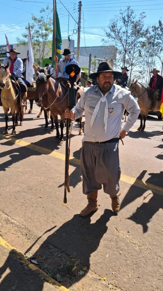 Chama Crioula chega a Tenente Portela após mais de 500 quilômetros a cavalo