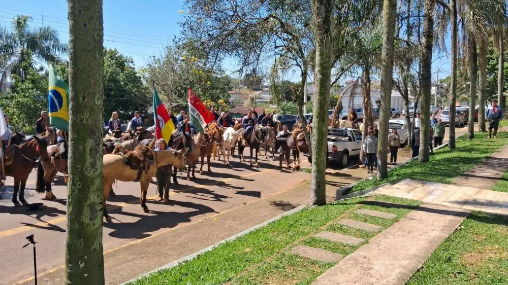 Chama Crioula chega a Tenente Portela após mais de 500 quilômetros a cavalo