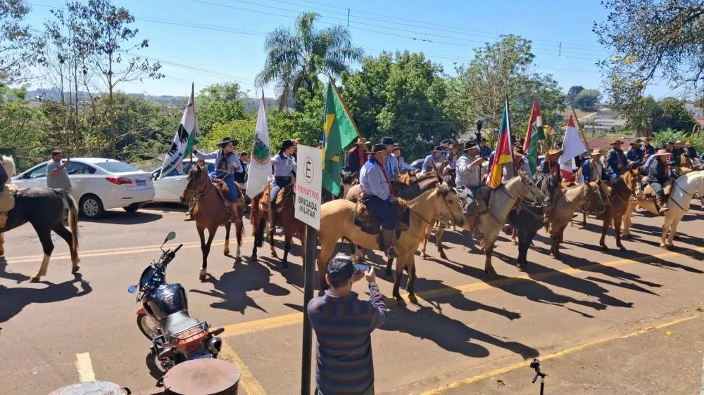 Chama Crioula chega a Tenente Portela após mais de 500 quilômetros a cavalo