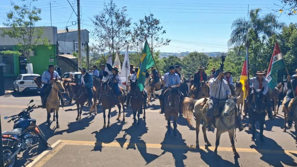 Chama Crioula chega a Tenente Portela após mais de 500 quilômetros a cavalo
