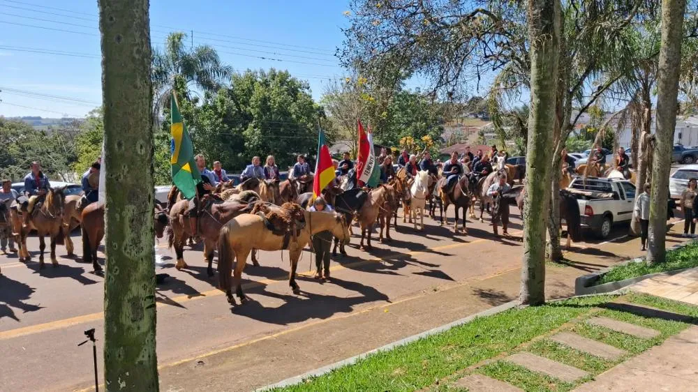 Chama Crioula chega a Tenente Portela após mais de 500 quilômetros a cavalo