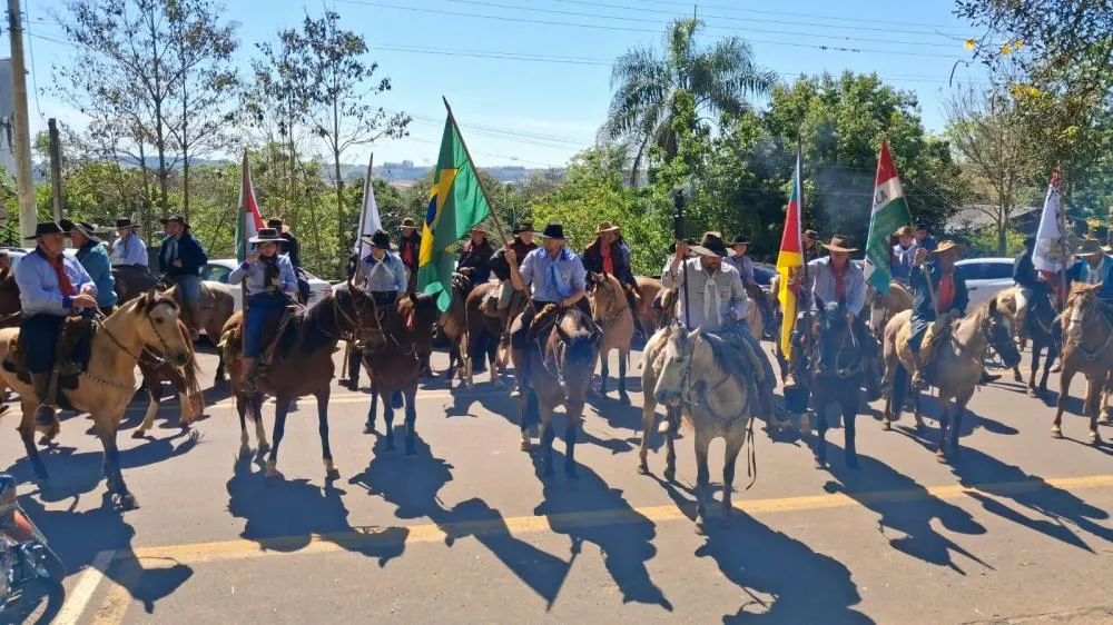 Chama Crioula chega a Tenente Portela após mais de 500 quilômetros a cavalo