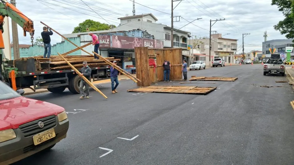 Construção dos ranchos do 15º Acampamento Farroupilha inicia em Tenente Portela