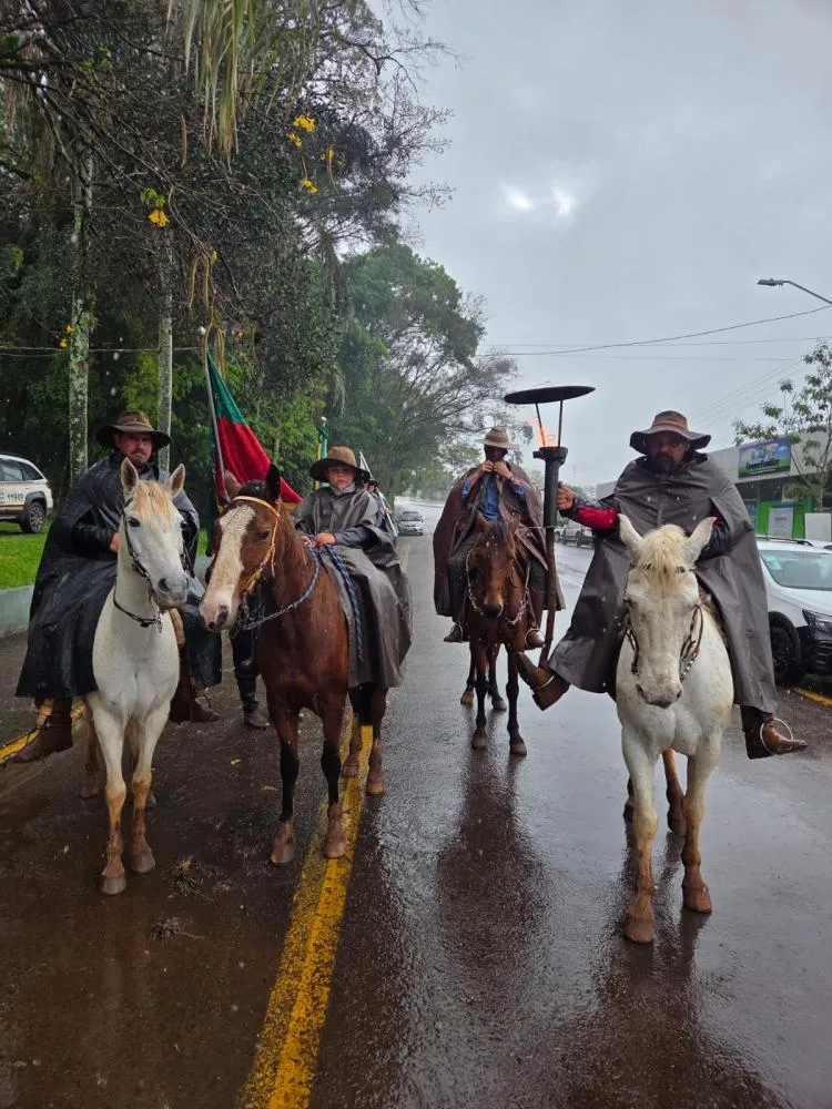 Cavalarianos de Barra do Guarita vêm a Tenente Portela buscar a Chama Crioula