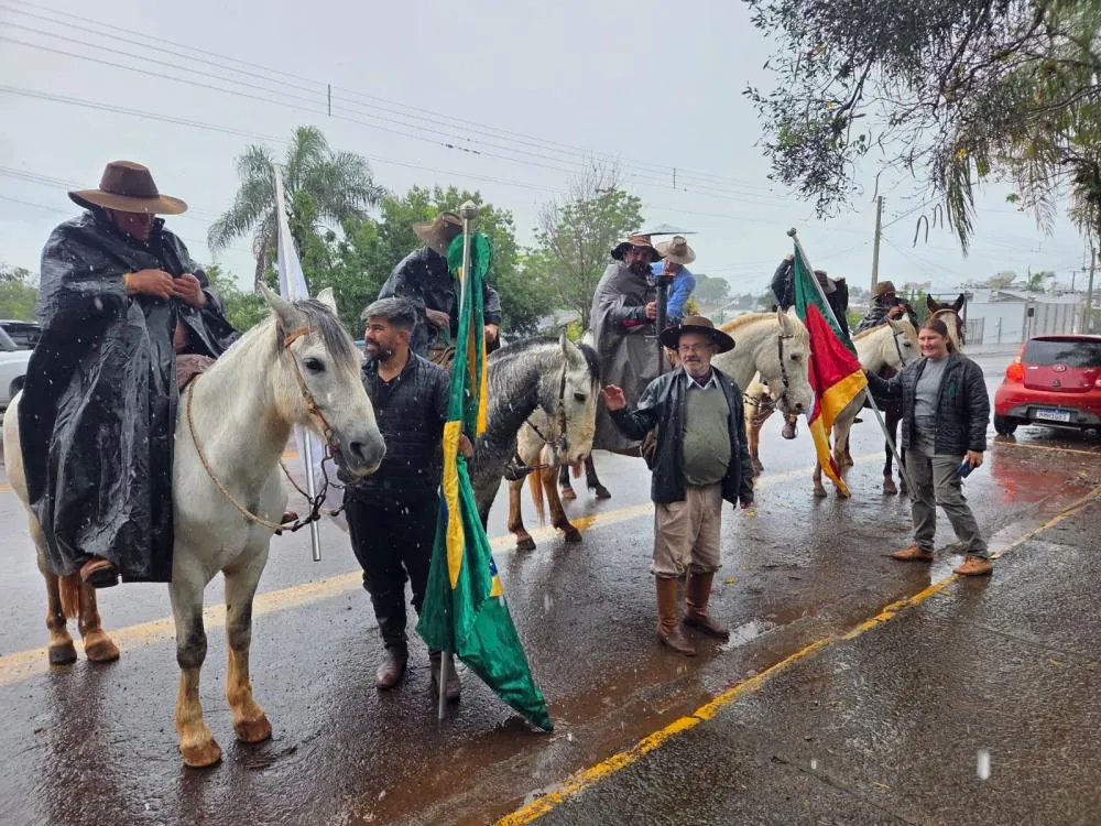 Cavalarianos de Barra do Guarita vêm a Tenente Portela buscar a Chama Crioula