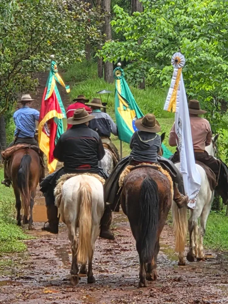 Cavalarianos de Barra do Guarita vêm a Tenente Portela buscar a Chama Crioula