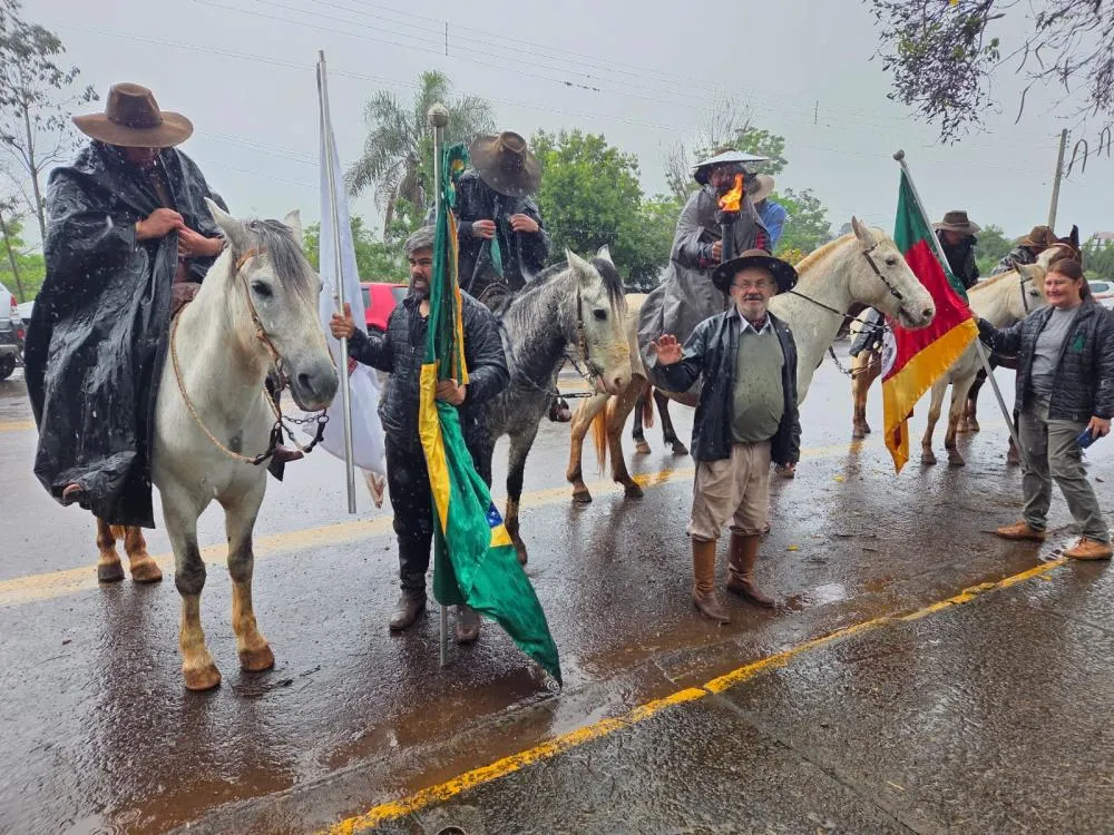 Cavalarianos de Barra do Guarita vêm a Tenente Portela buscar a Chama Crioula