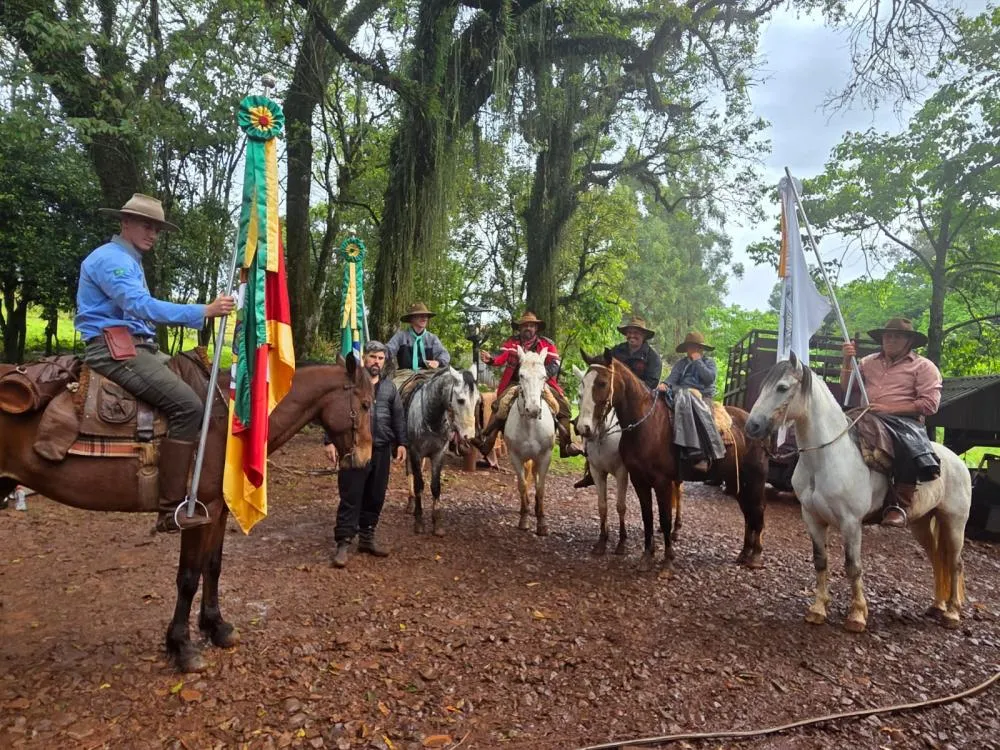 Cavalarianos de Barra do Guarita vêm a Tenente Portela buscar a Chama Crioula