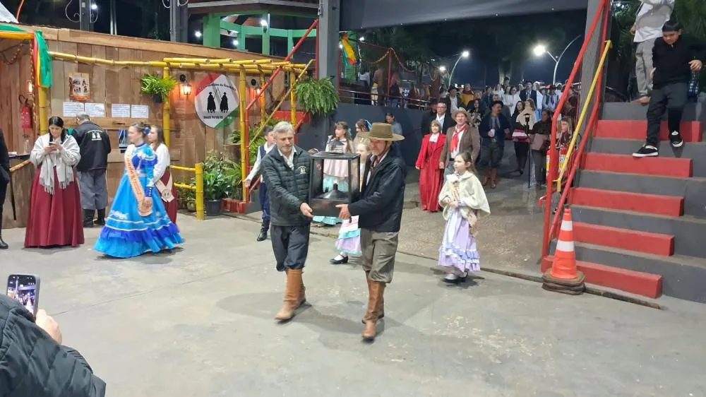 Chama Crioula marca abertura oficial do 15º Acampamento Farroupilha em Tenente Portela