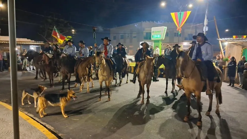 Chama Crioula marca abertura oficial do 15º Acampamento Farroupilha em Tenente Portela