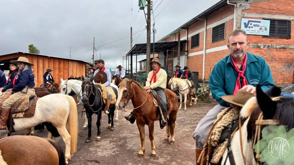 7º Acampamento Farroupilha de Vista Gaúcha é aberto com a chegada da Chama Crioula