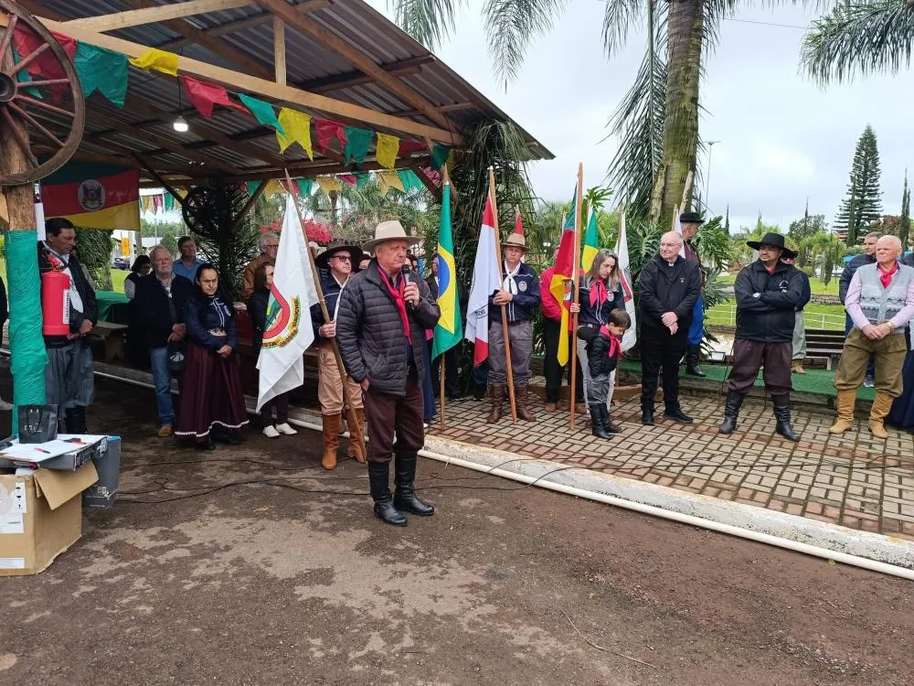 7º Acampamento Farroupilha de Vista Gaúcha é aberto com a chegada da Chama Crioula