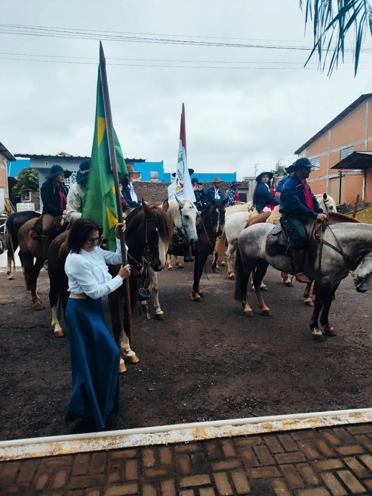 7º Acampamento Farroupilha de Vista Gaúcha é aberto com a chegada da Chama Crioula