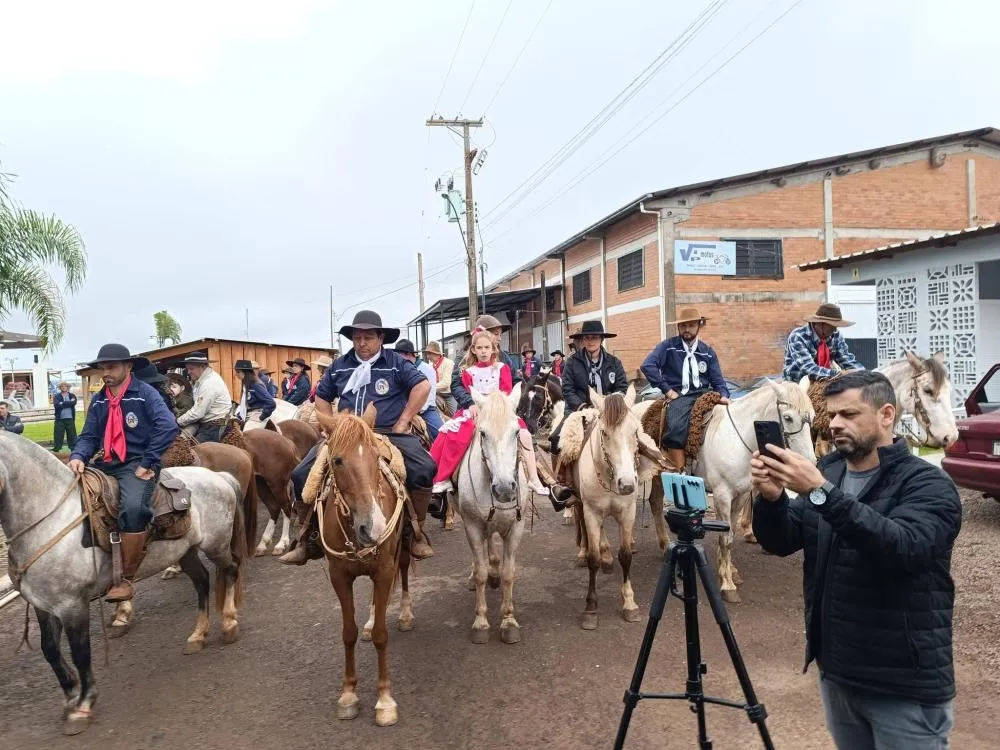 7º Acampamento Farroupilha de Vista Gaúcha é aberto com a chegada da Chama Crioula