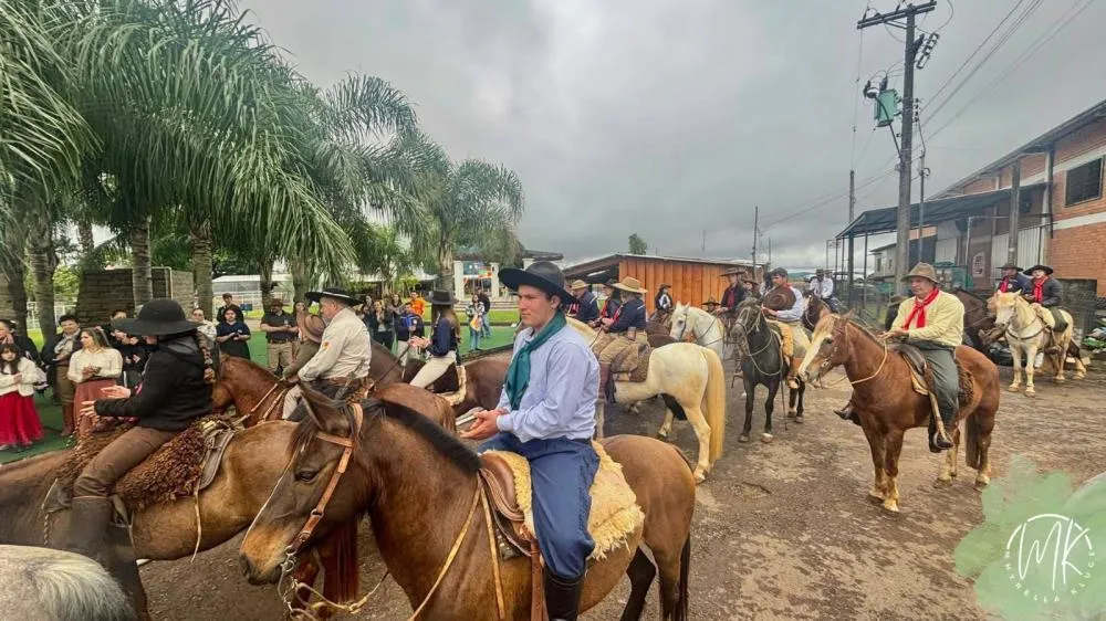 7º Acampamento Farroupilha de Vista Gaúcha é aberto com a chegada da Chama Crioula
