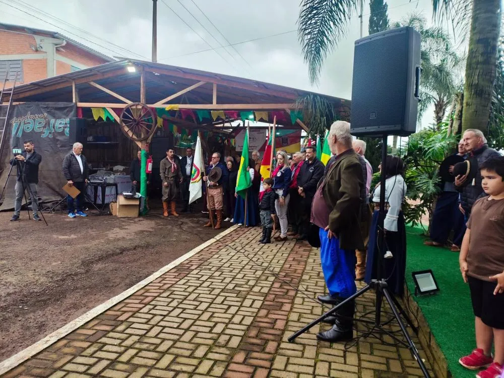 7º Acampamento Farroupilha de Vista Gaúcha é aberto com a chegada da Chama Crioula