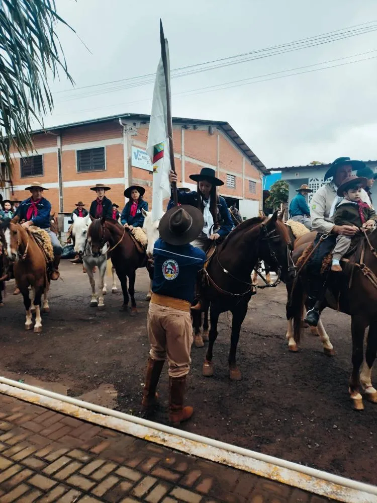 7º Acampamento Farroupilha de Vista Gaúcha é aberto com a chegada da Chama Crioula