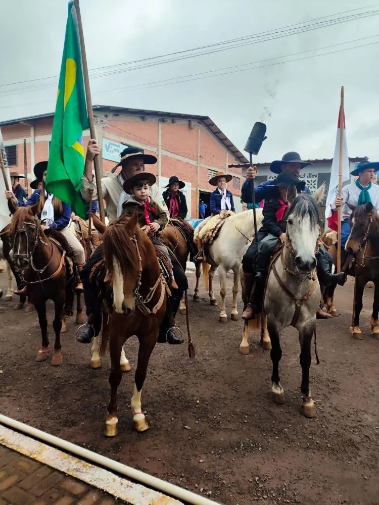 7º Acampamento Farroupilha de Vista Gaúcha é aberto com a chegada da Chama Crioula