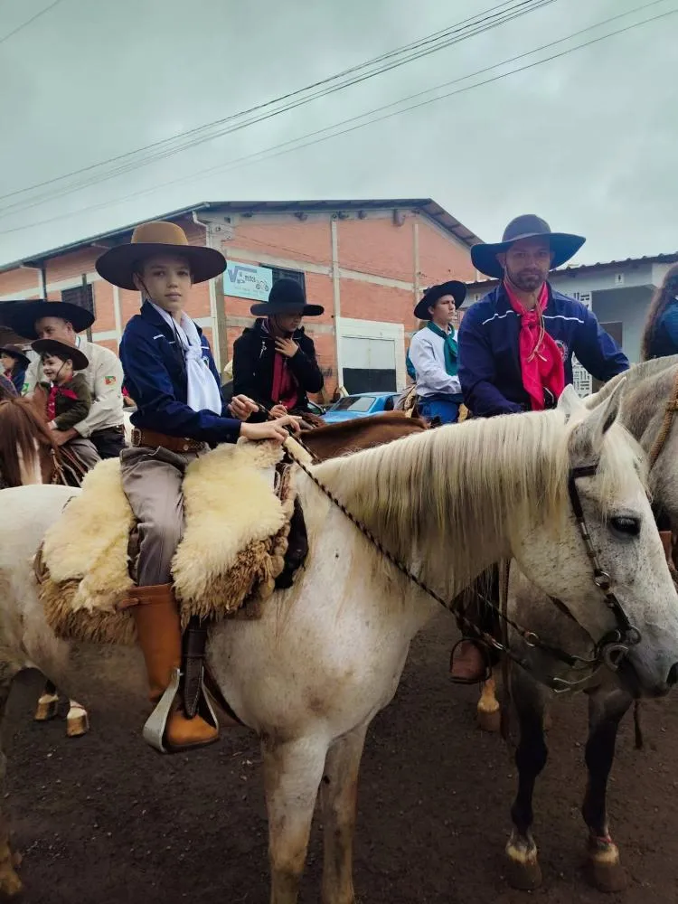 7º Acampamento Farroupilha de Vista Gaúcha é aberto com a chegada da Chama Crioula