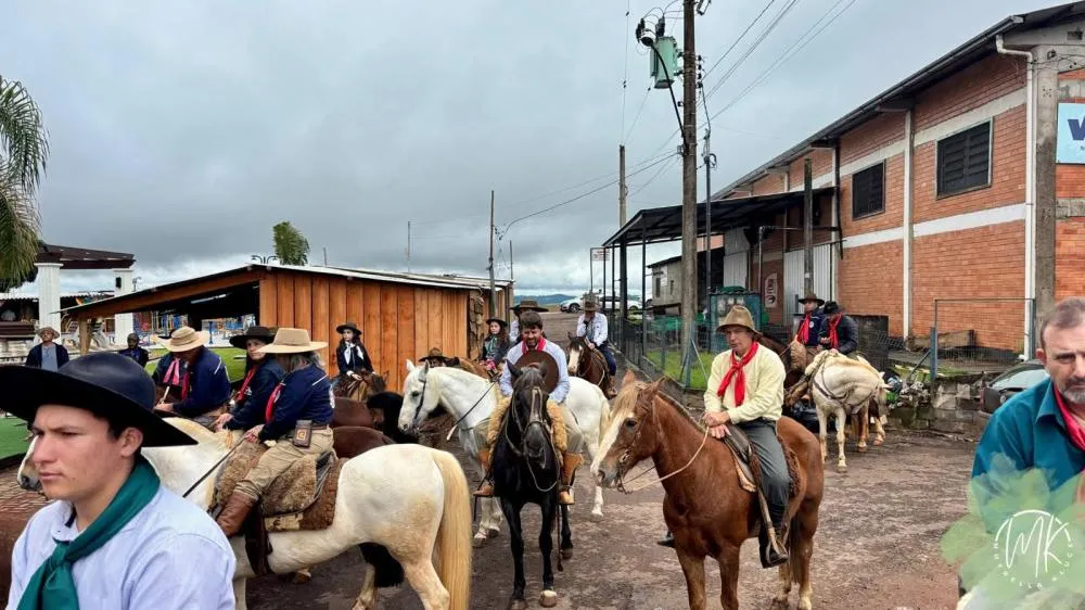 7º Acampamento Farroupilha de Vista Gaúcha é aberto com a chegada da Chama Crioula