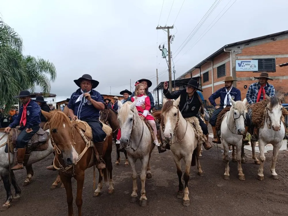 7º Acampamento Farroupilha de Vista Gaúcha é aberto com a chegada da Chama Crioula