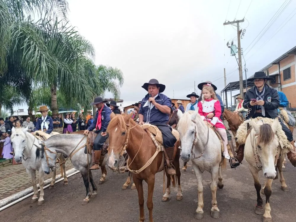 7º Acampamento Farroupilha de Vista Gaúcha é aberto com a chegada da Chama Crioula