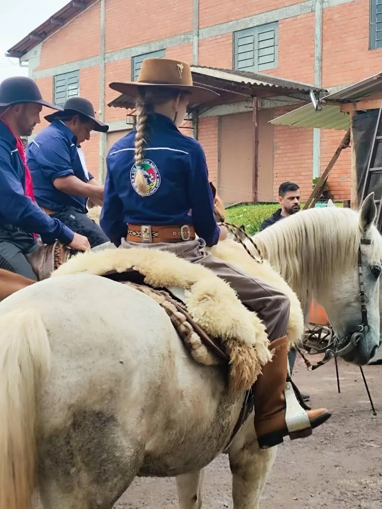 7º Acampamento Farroupilha de Vista Gaúcha é aberto com a chegada da Chama Crioula