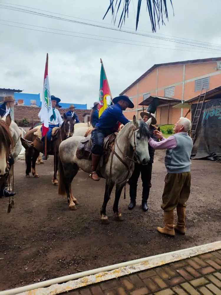 7º Acampamento Farroupilha de Vista Gaúcha é aberto com a chegada da Chama Crioula