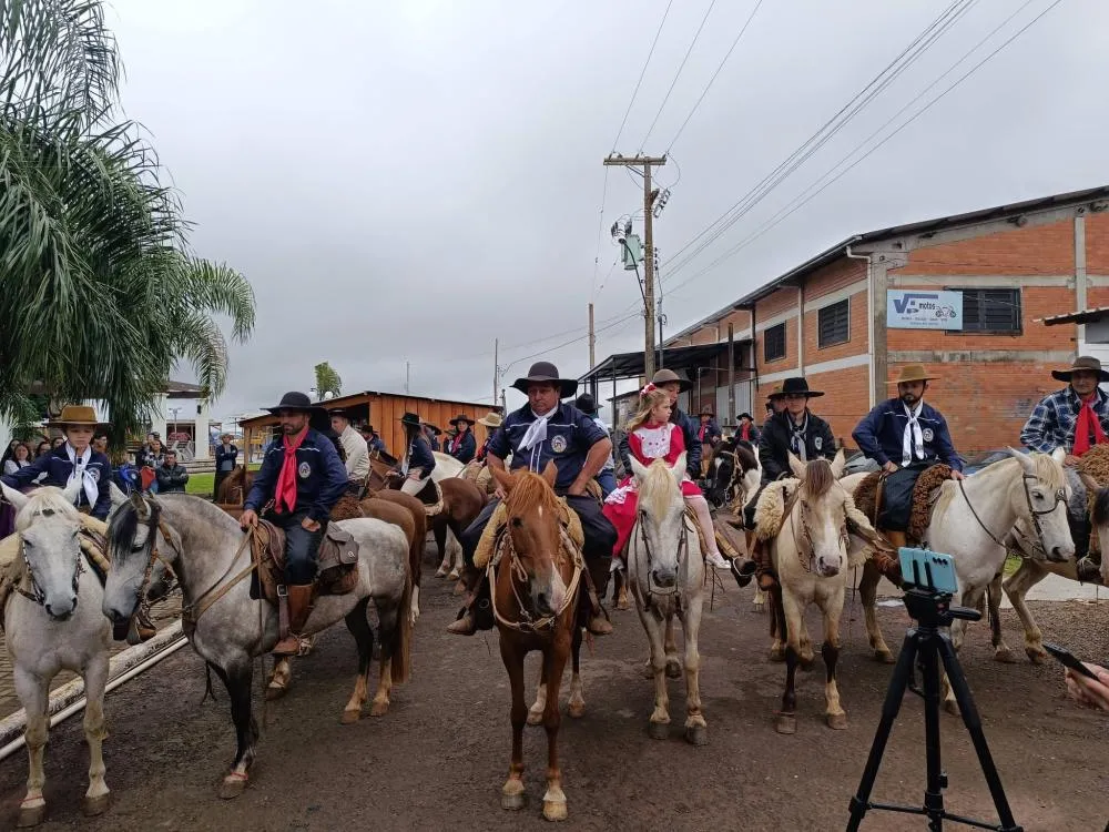 7º Acampamento Farroupilha de Vista Gaúcha é aberto com a chegada da Chama Crioula