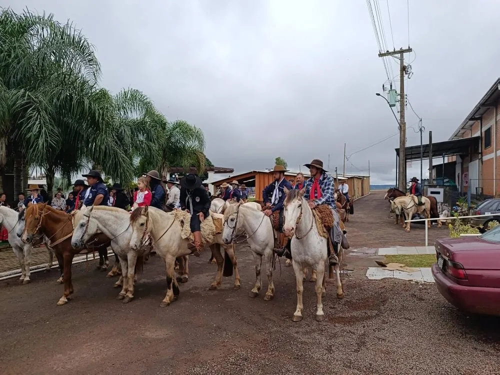 7º Acampamento Farroupilha de Vista Gaúcha é aberto com a chegada da Chama Crioula
