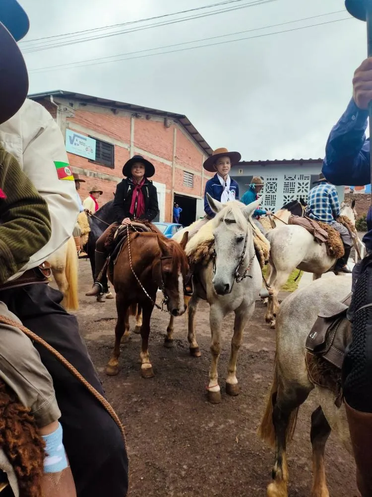 7º Acampamento Farroupilha de Vista Gaúcha é aberto com a chegada da Chama Crioula
