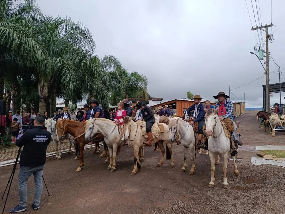 7º Acampamento Farroupilha de Vista Gaúcha é aberto com a chegada da Chama Crioula