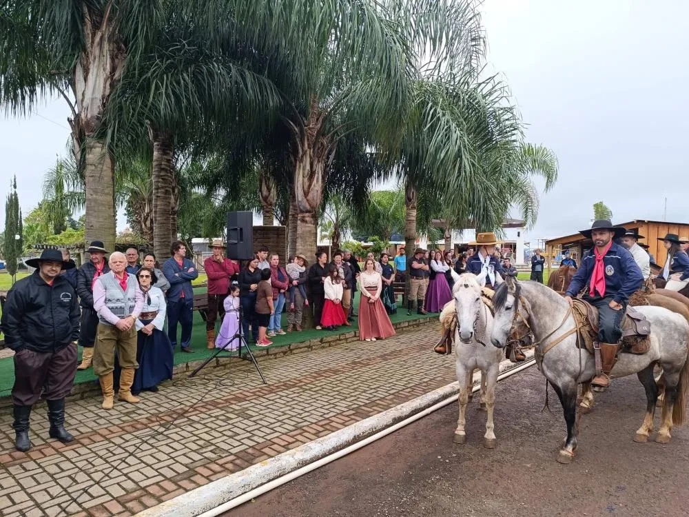7º Acampamento Farroupilha de Vista Gaúcha é aberto com a chegada da Chama Crioula
