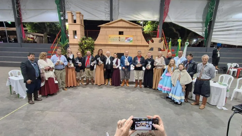 Sessão solene homenageia Oraci Gomes e João Alberto Pretto durante o 15º Acampamento Farroupilha