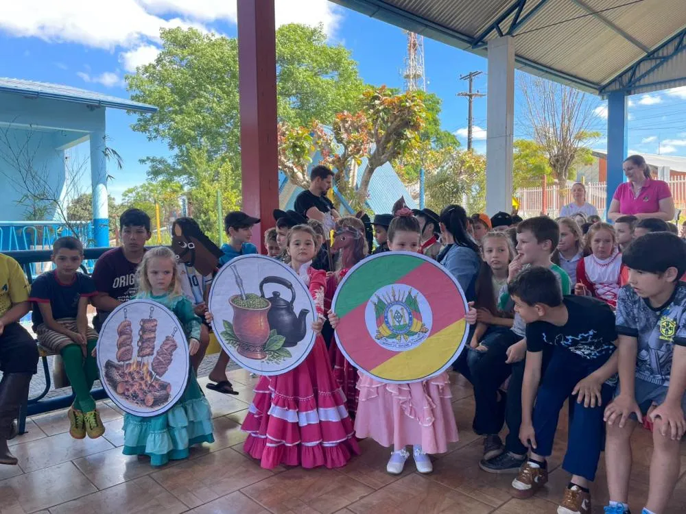 Momento de Integração Farroupilha reúne escolas municipais de Derrubadas